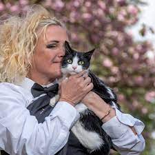 Unique wedding! The woman mates to the bank