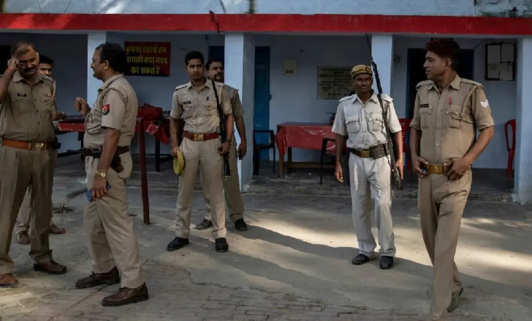 Firing and throwing stones at the police who went to grab a gun in Poshina of Sabarkantha! 5 police personnel injured