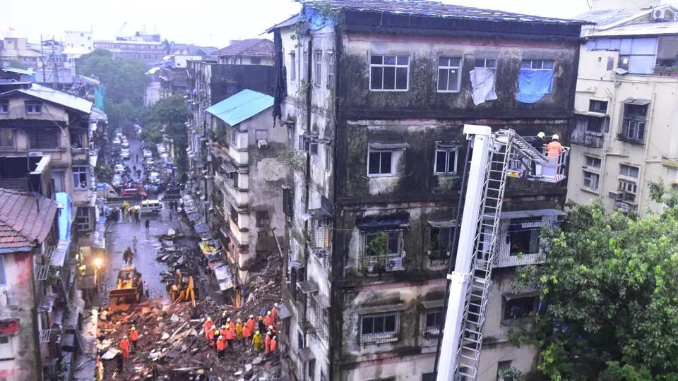4-storey-building-collapses-in-mysore-mumbai-death-of-one-as-many-as-25-people-were-crushed-under-the-debris