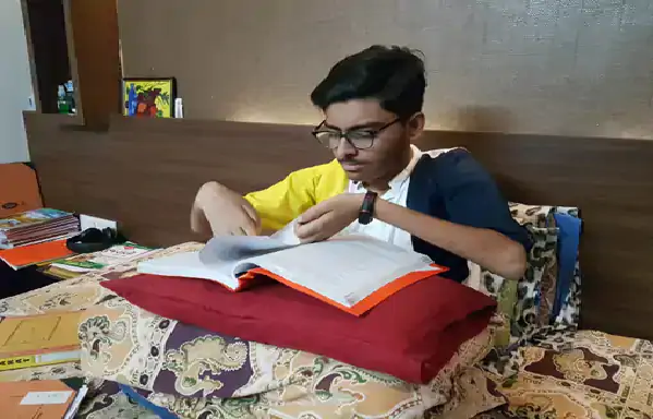 If you have the mind, go to Malwa! Student suffering from neuropathy since childhood brought 99.97 PR in standard 12: dream of becoming a collector