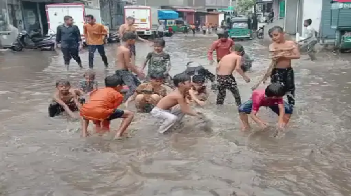 surat-only-one-inch-rain-in-2-hours-flooded-road
