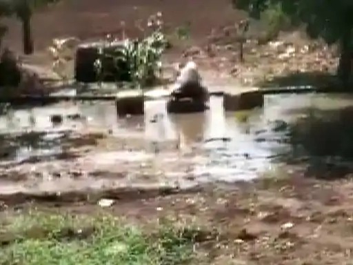 Miracle !!! In Junagadh district, water fountains suddenly flew from a closed bore for 2 months!