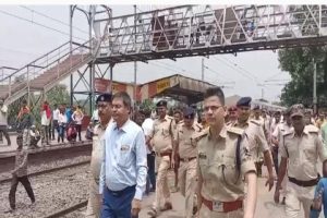 In Bihar, now it's the turn of shops after the train! Anti-fire elements looted shops