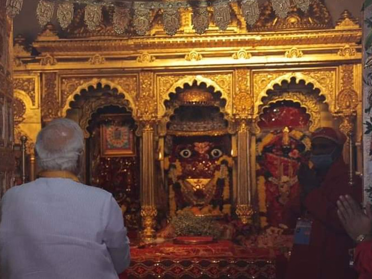 flag-hoisted-on-pavagadh-temple-after-500-years-by-pm-narendra-modi