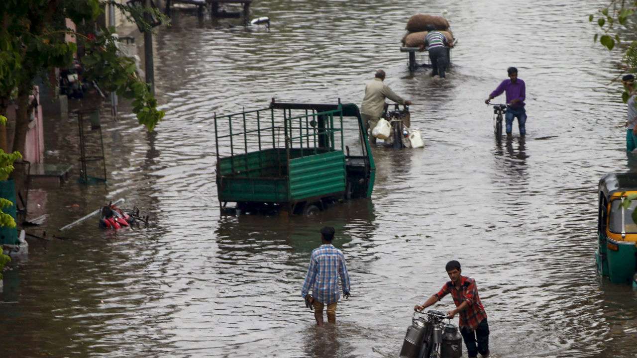 6-inches-of-rain-fell-in-4-hours-in-valsad-megharaja-will-perform-tandava-in-this-area-of-gujarat-today