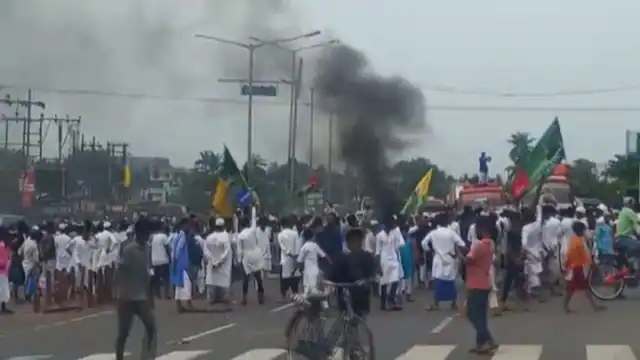 violence-erupts-again-in-howrah-bengal-stone-pelting-at-police