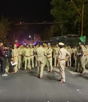 Suddenly in the middle of the night the whole of Ahmedabad was locked! Find out who were the suspects in the car seized by the police.