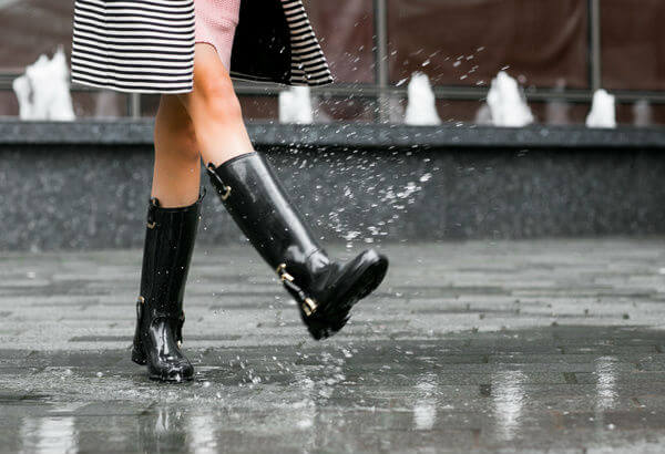 want-to-see-a-stylist-in-the-monsoon-so-find-out-the-latest-monsoon-trends-monsoon-fashion-funda