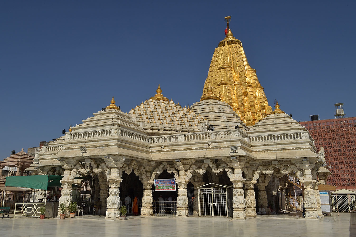 In 5 months, the crowd of visitors increased in the temples of Gujarat! Devotees are fulfilling their beliefs