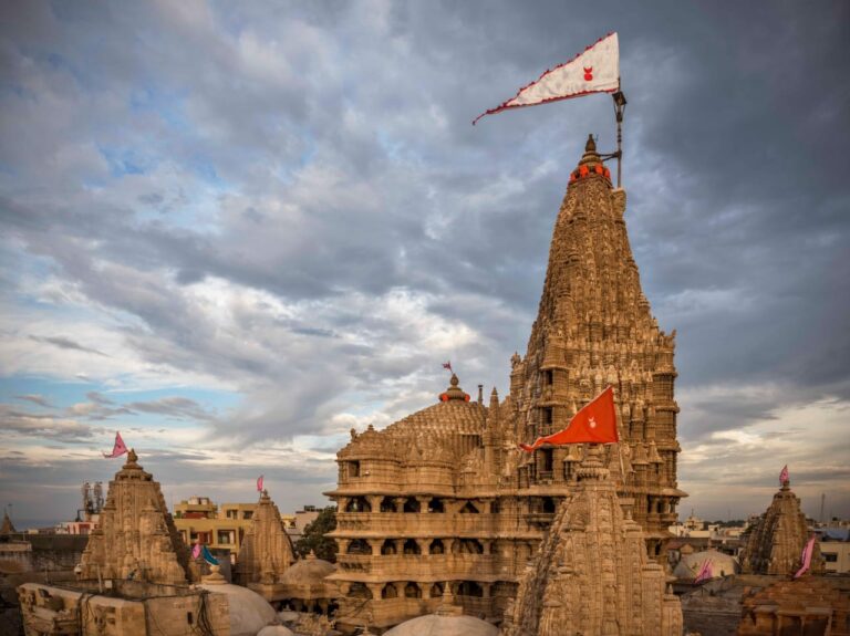 In 5 months, the crowd of visitors increased in the temples of Gujarat! Devotees are fulfilling their beliefs