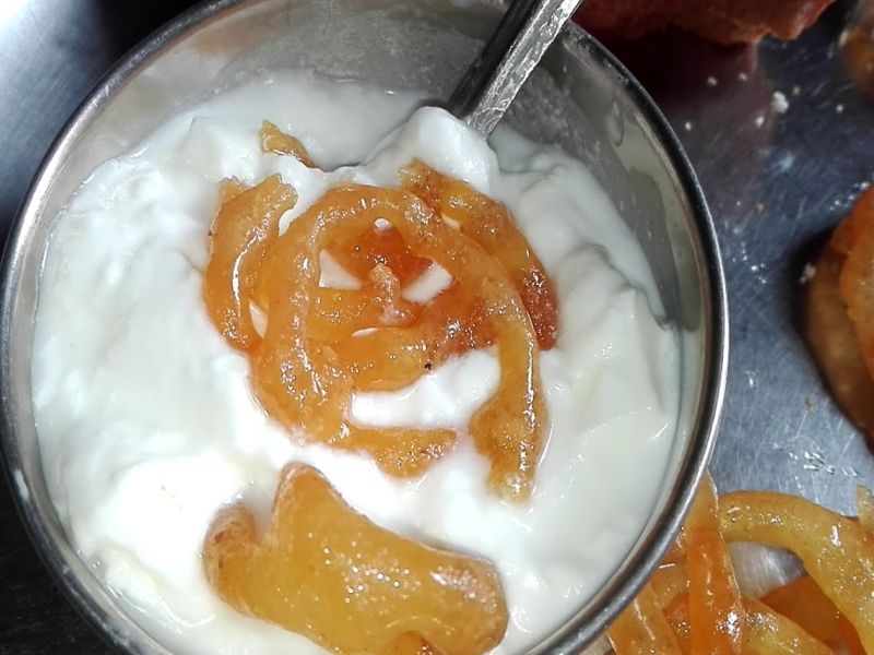 you-may-have-eaten-fafda-jalebi-but-have-you-ever-tried-yogurt-jalebi-this-food-is-found-only-here