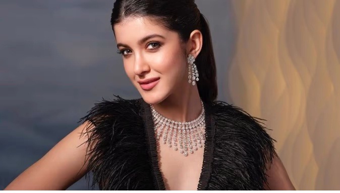 If you keep this in mind before wearing earrings or necklaces, it will look beautiful.