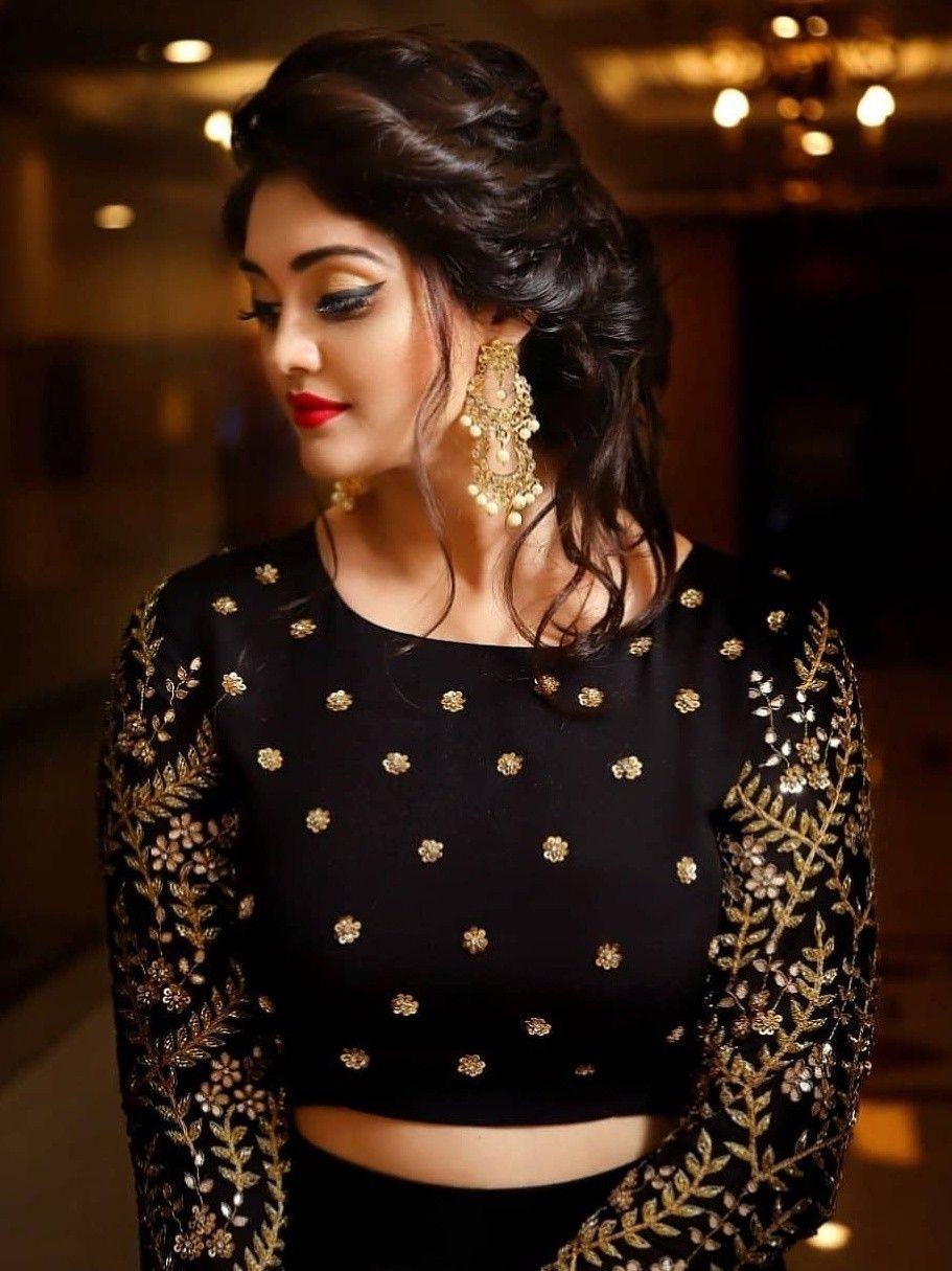 If you keep this in mind before wearing earrings or necklaces, it will look beautiful.