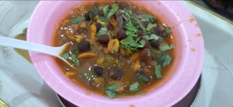 If you go to Jamnagar, do a definite test of these chickpeas! You will not find this dish anywhere in India