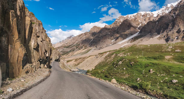 a-road-where-no-vehicle-but-the-road-blows-the-horn