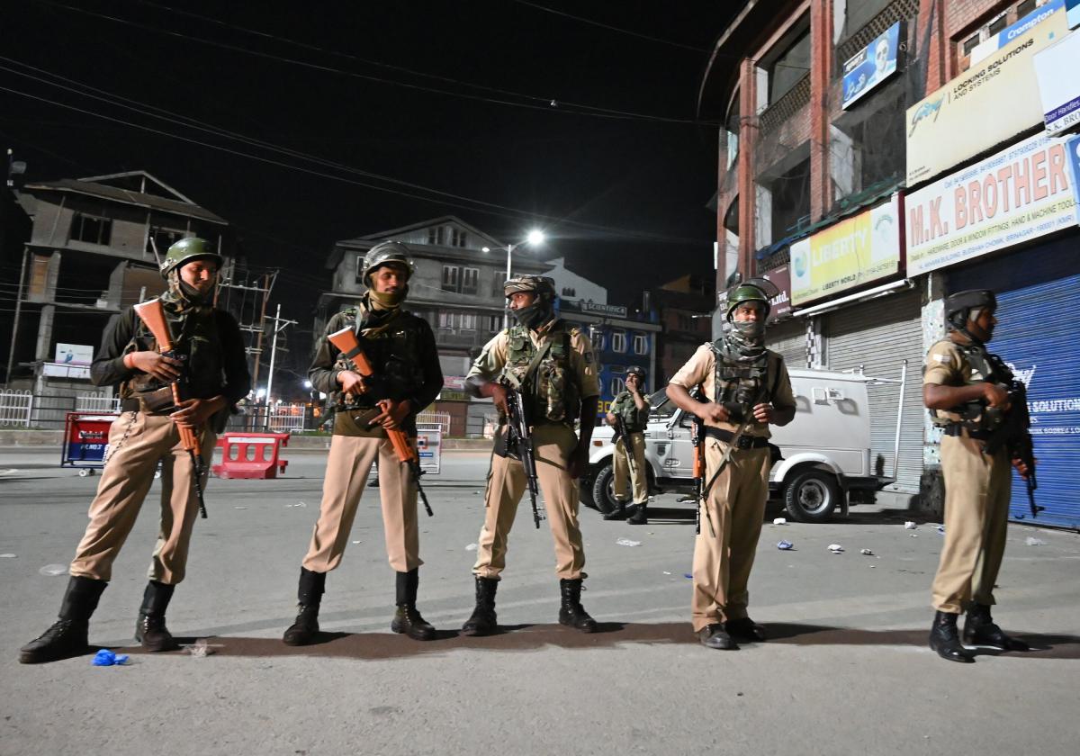 tensions-flare-in-jammus-kashmir-curfew-imposed-internet-social-media
