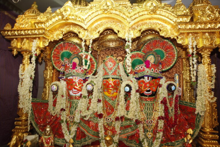 after-the-netrotsav-of-lord-jagannathji-milk-and-malpuva-were-served-to-the-monks-in-bhandara