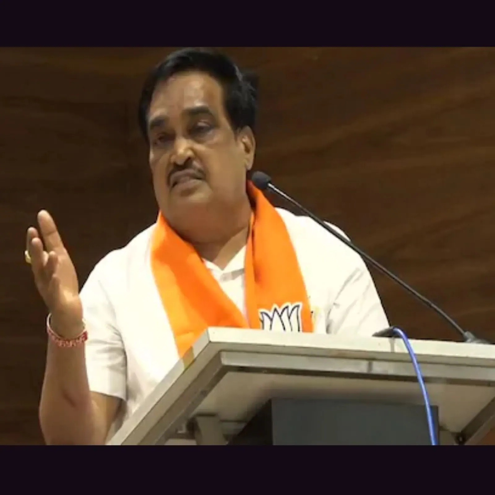 In Rajkot, Patil told activists: "Wear a hat but don't wear a hat"!