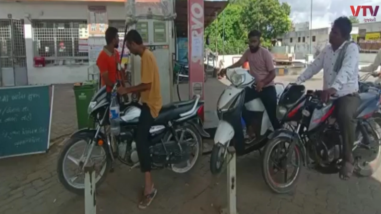Shortage of petrol-diesel in Anand district! Queues of vehicles at the pump