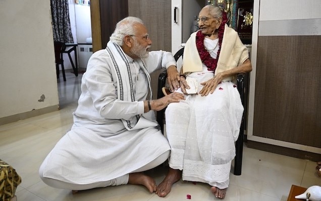 pm-narendra-modi-in-gandhinagar-met-his-mother-heeraben-modi-at-her-residence