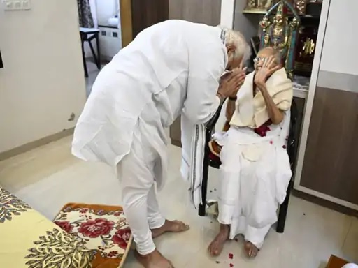 pm-narendra-modi-in-gandhinagar-met-his-mother-heeraben-modi-at-her-residence
