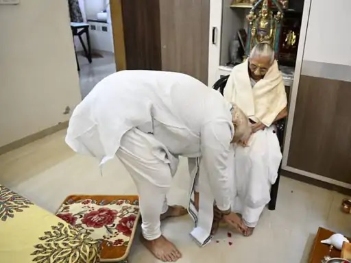 pm-narendra-modi-in-gandhinagar-met-his-mother-heeraben-modi-at-her-residence