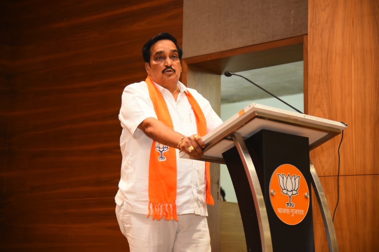 In Rajkot, Patil told activists: "Wear a hat but don't wear a hat"!