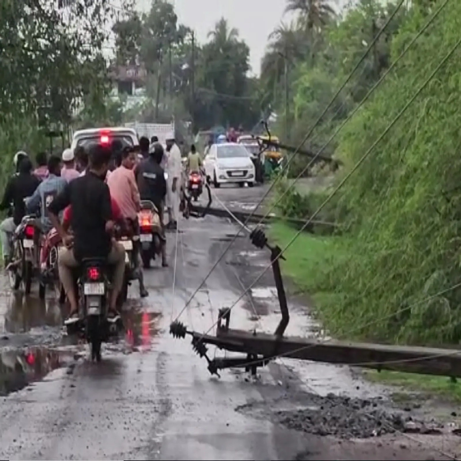 Power poles collapse in South Gujarat due to heavy rains with thunderstorms! Waterlogged roads