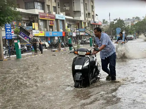 in-a-row-heavy-rains-in-rajkot-for-third-day