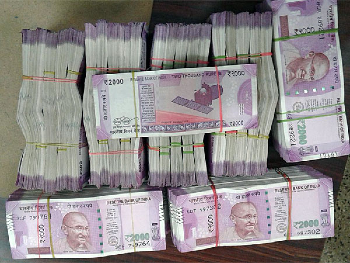 Strange case; Two present notes of lakhs of rupees were found floating in this lake of the state