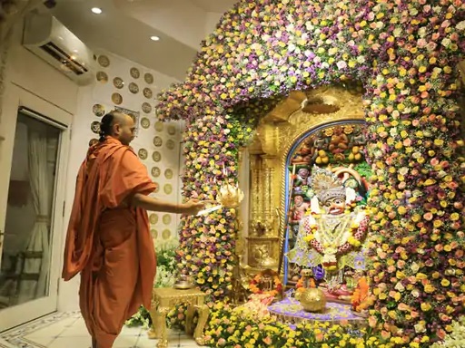salangpur-hanumanji-divya-wagha-decorate-the-throne-with-flowers