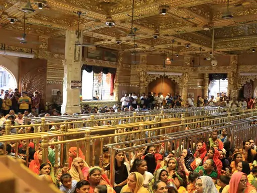 salangpur-hanumanji-divya-wagha-decorate-the-throne-with-flowers