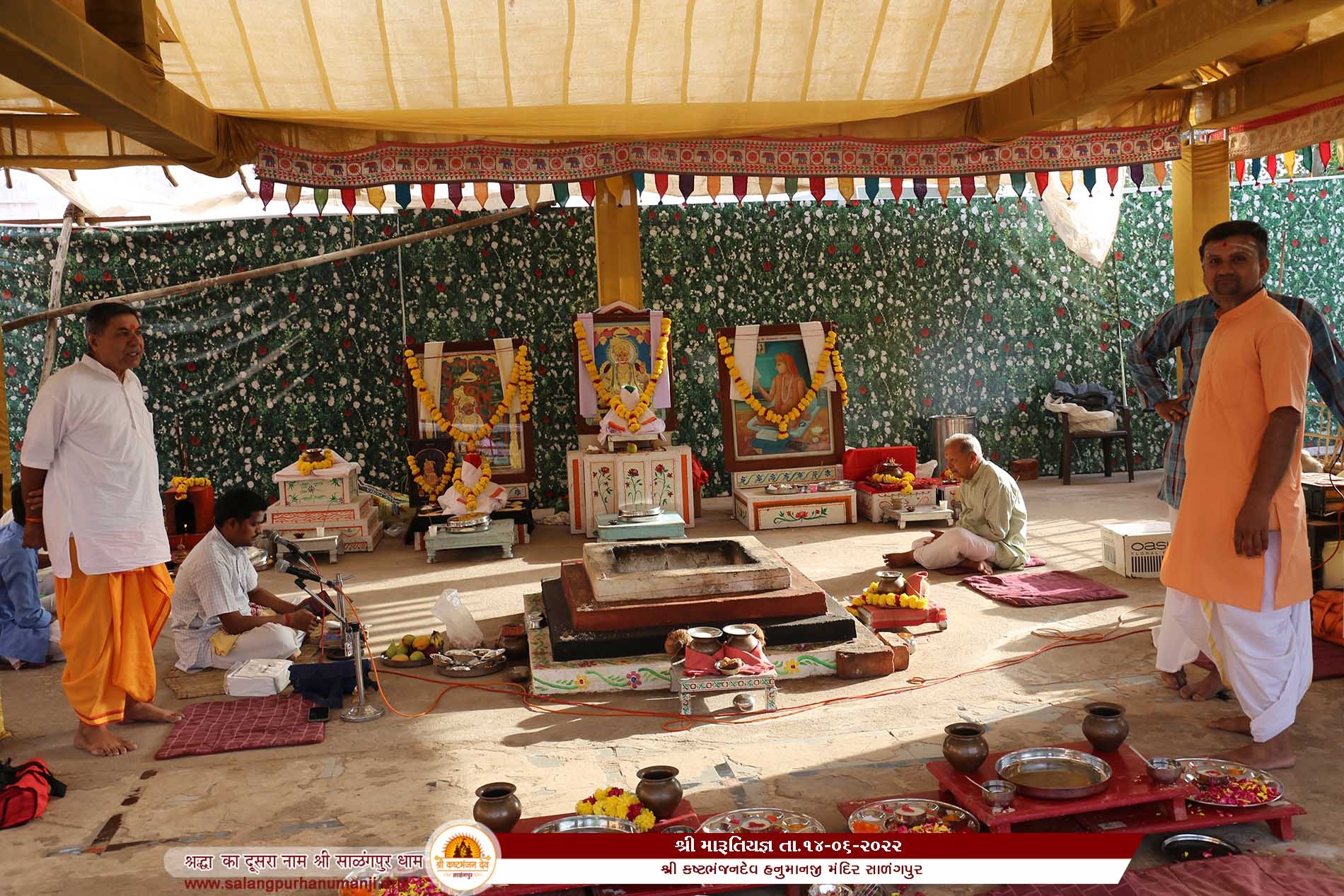 salangpur-hanumanji-divya-wagha-decorate-the-throne-with-flowers