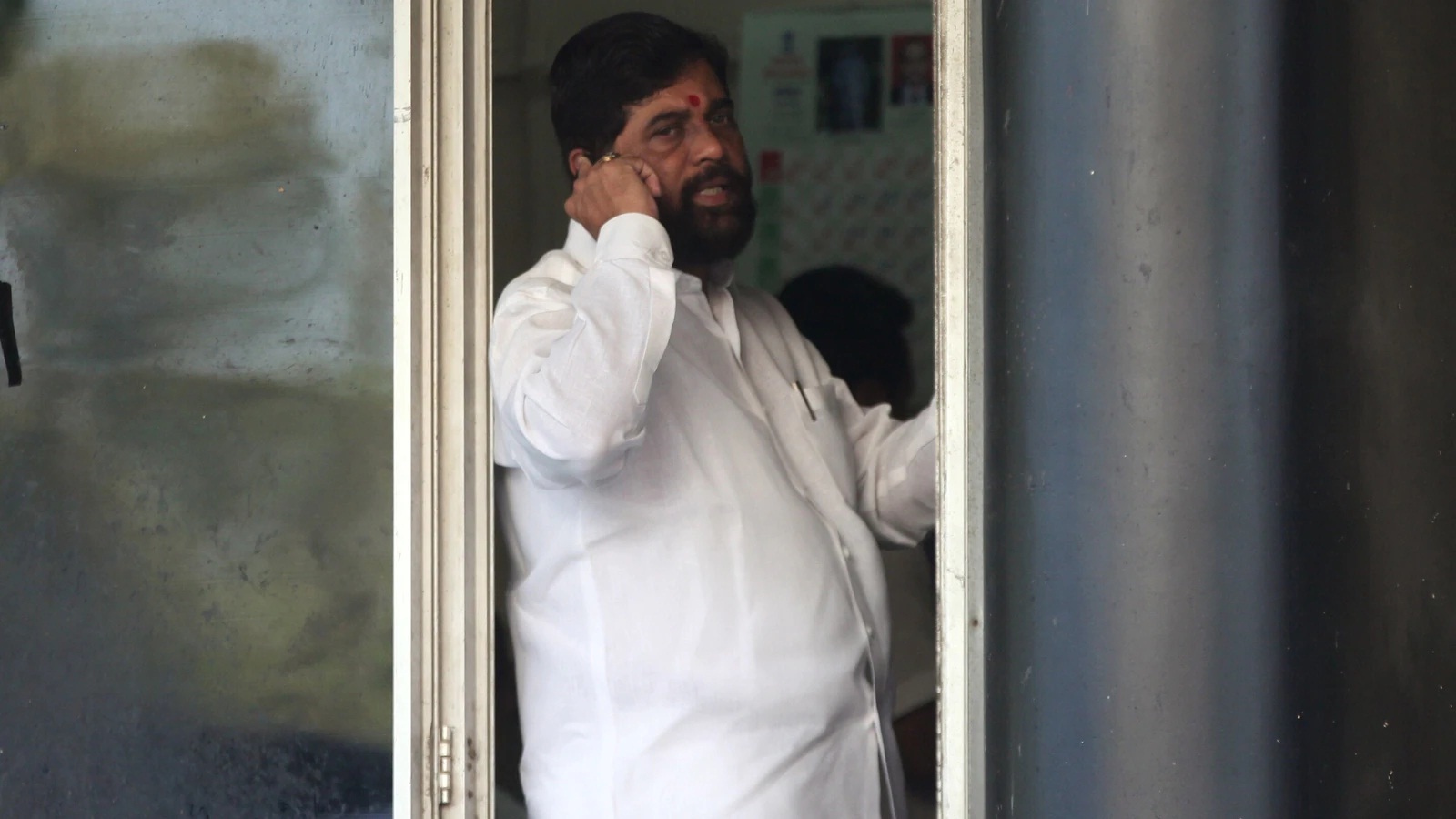 Shiv Sena MLAs from Surat shifted to Guwahati overnight! BJP MLAs came to receive at the airport