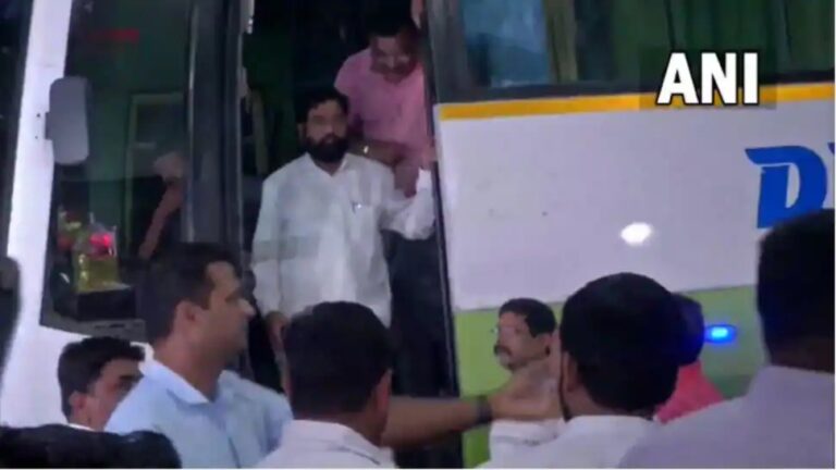 Shiv Sena MLAs from Surat shifted to Guwahati overnight! BJP MLAs came to receive at the airport
