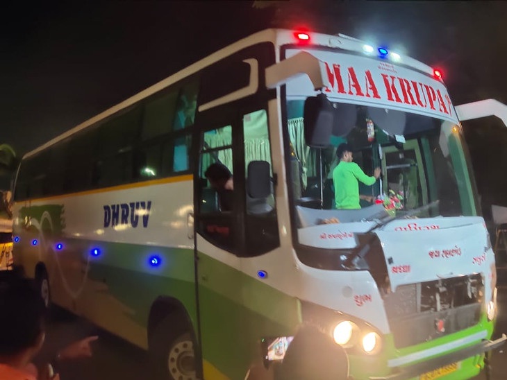 Shiv Sena MLAs from Surat shifted to Guwahati overnight! BJP MLAs came to receive at the airport