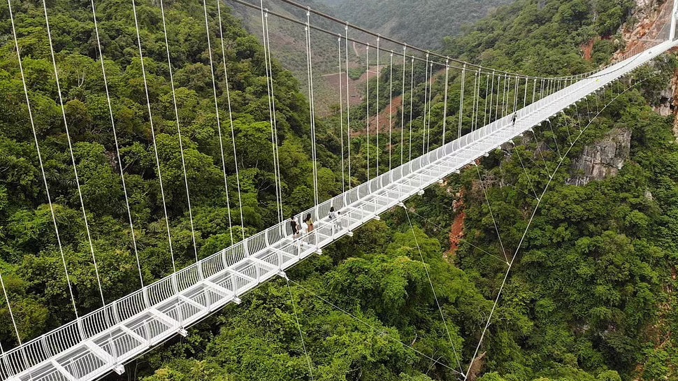 This is the longest bridge in the world! If you look down by mistake, you will catch your breath