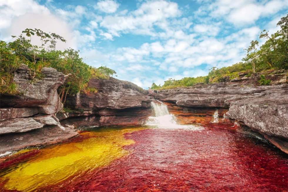 These pictures, which seem wrong at first glance, are a fact: water of five colors flows in one river
