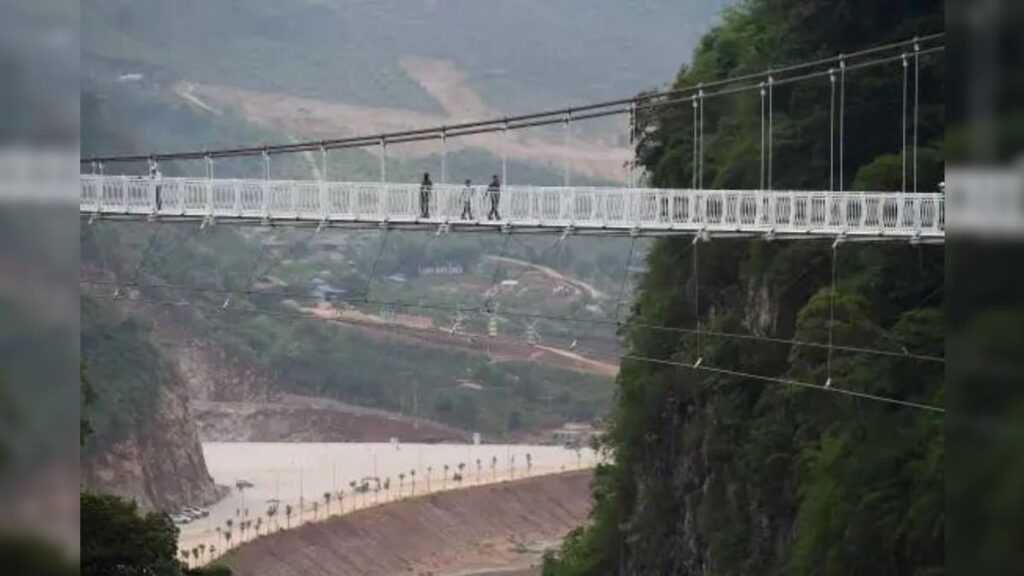 This is the longest bridge in the world! If you look down by mistake, you will catch your breath