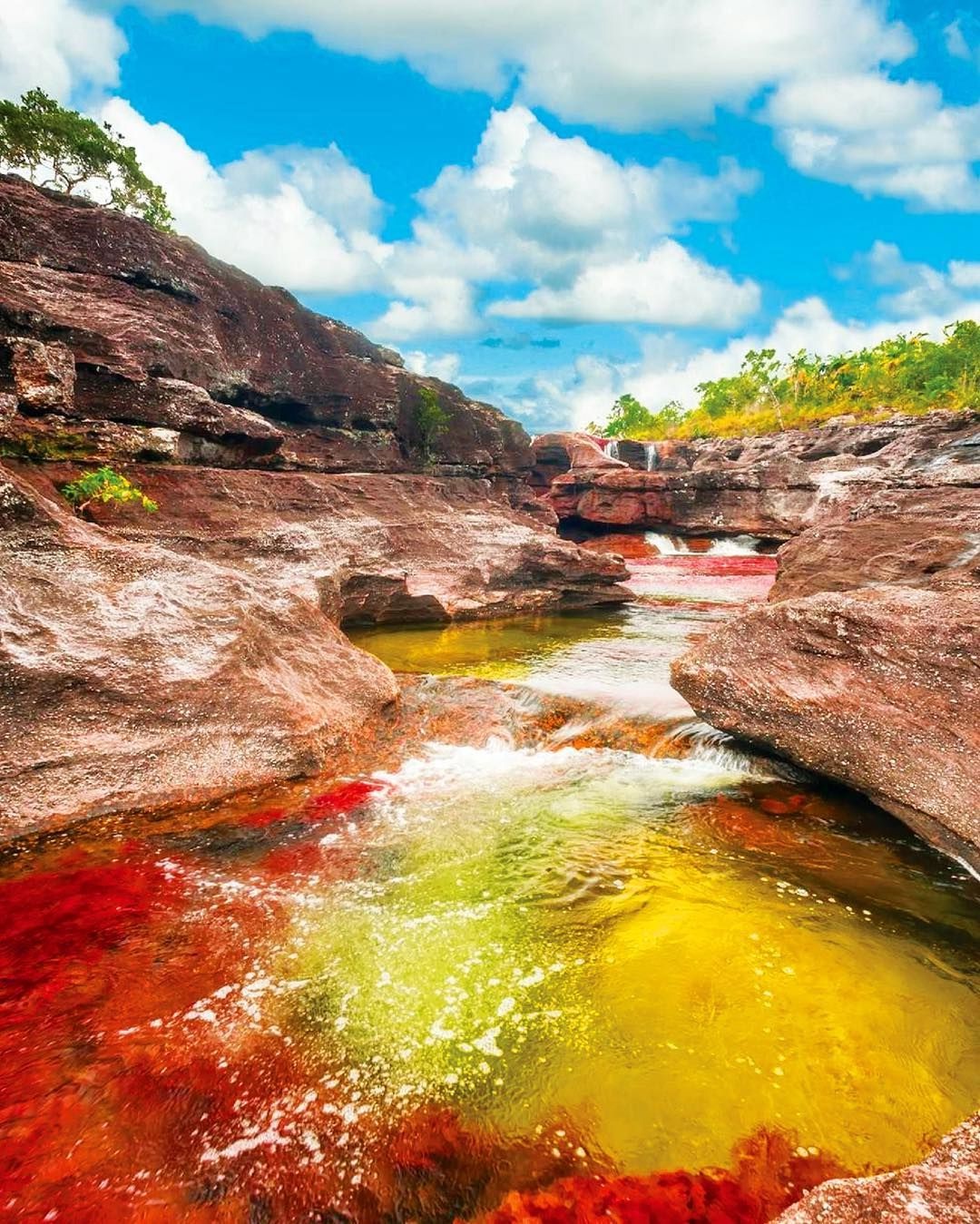These pictures, which seem wrong at first glance, are a fact: water of five colors flows in one river
