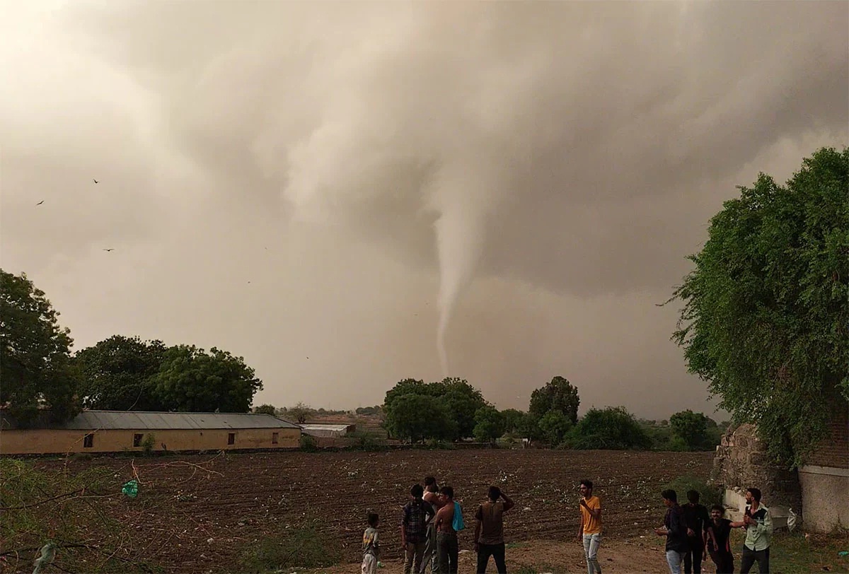 Curiosity aroused among the people coming to Surendranagar to see the whirlwind seen abroad