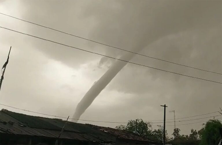 Curiosity aroused among the people coming to Surendranagar to see the whirlwind seen abroad