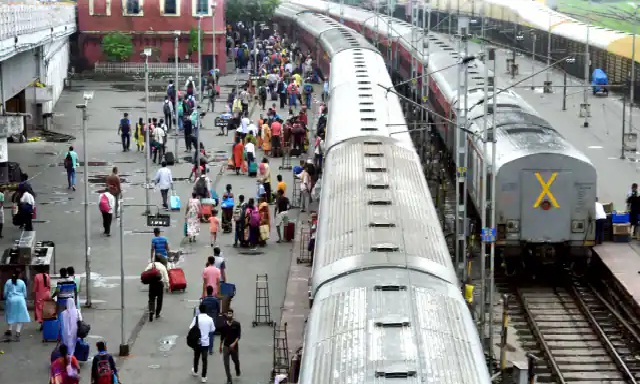 500 trains canceled following India blockade against Agneepath: Heavy traffic jam in Delhi