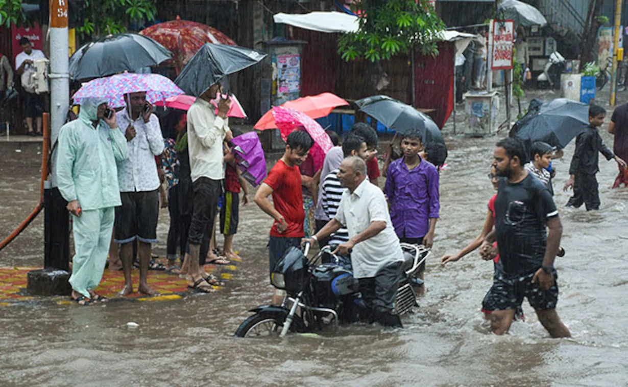 many-clouds-broke-in-valsad-7-5-inches-of-rain-in-umargam-caused-universal-waterlogging