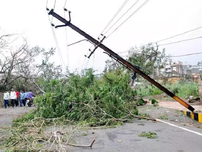 heavy-rains-in-saurashtra-lead-to-blackouts-in-63-villages-137-power-poles-collapsed