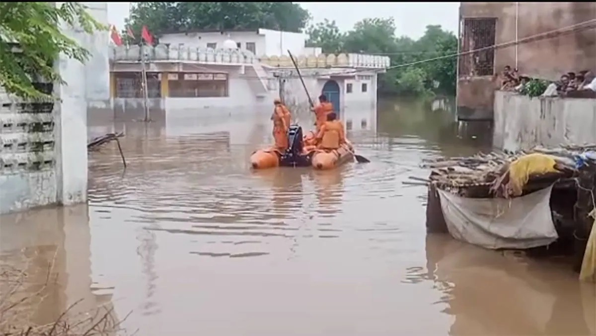 megharajas-roaring-form-siswa-village-of-anand-turned-into-a-bat-ndrf-team-arrives-for-rescue