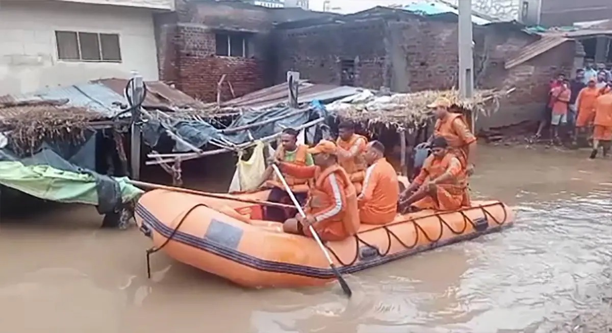 megharajas-roaring-form-siswa-village-of-anand-turned-into-a-bat-ndrf-team-arrives-for-rescue