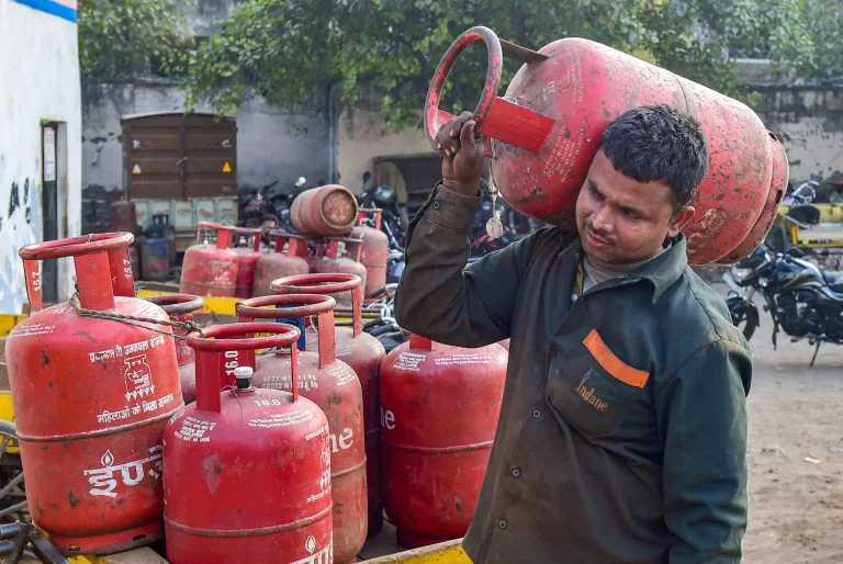 big-news-for-the-middle-class-cooking-gas-cylinder-prices-fell-sharply-in-one-fell-swoop-learn-new-prices