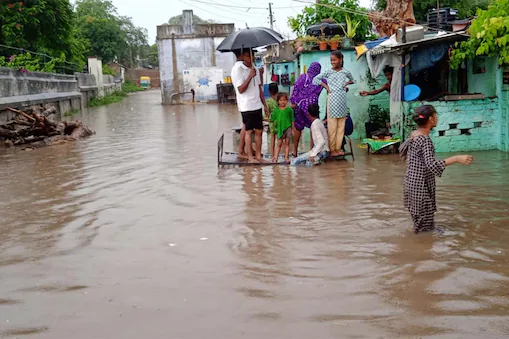rain-soaked-in-deesa-palanpur-panth-people-in-low-lying-areas