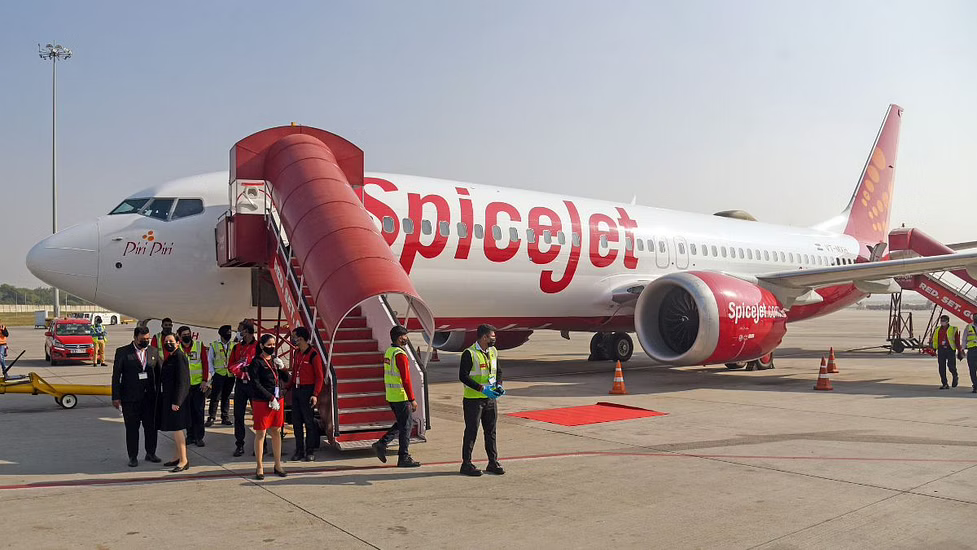 dgca-issues-notice-of-8-incidents-in-18-days-on-spicejet-flights